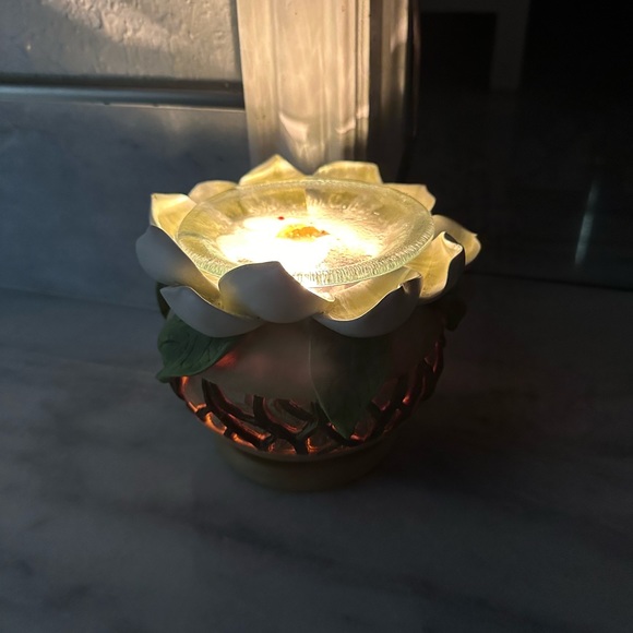 Home interiors Retired fragrance warmer magnolia shaped - Picture 7 of 12